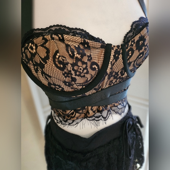 MONIQUE LACE TOP - Picture 4 of 9